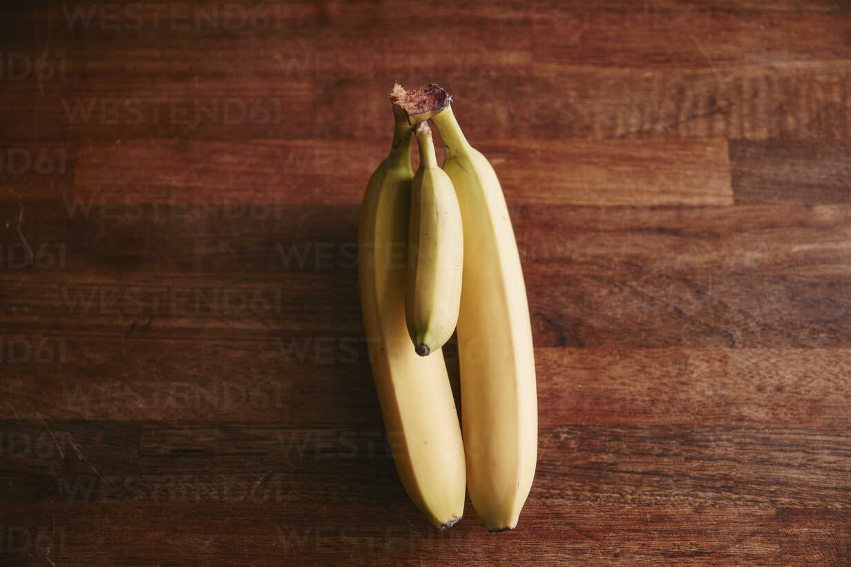 https://us.images.westend61.de/0000995695pw/bunch-of-two-large-and-one-small-bananas-RHF02030.jpg