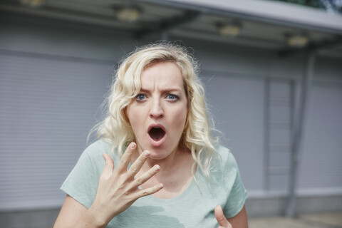 Porträt einer schockierten Frau im Freien, lizenzfreies Stockfoto