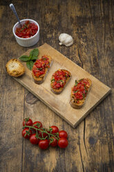 Bruschetta mit Tomate und Basilikum auf Holzbrett - LVF07175