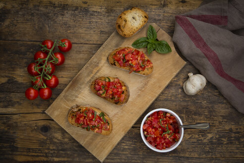 Bruschetta mit Tomate und Basilikum auf Holzbrett - LVF07177
