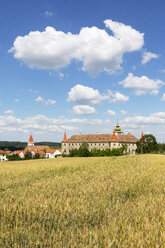 Österreich, Niederösterreich, Waldviertel, Dross, Schloss Dross und Getreidefeld - WWF04233