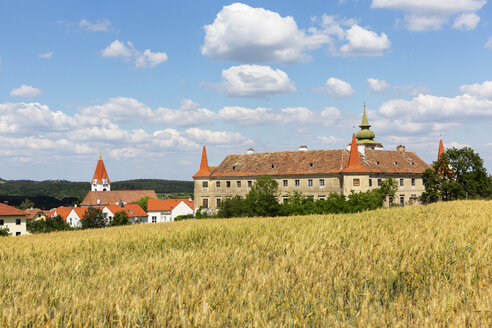 Österreich, Niederösterreich, Waldviertel, Dross, Schloss Dross und Getreidefeld - WWF04234