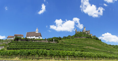 Austria, Lower Austria, Wachau, Kremstal, Senftenberg, Castle ruin Senftenberg and Parish Church - WWF04239