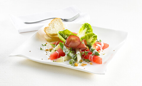 Wassermelonen-Spargelsalat mit Schinken, lizenzfreies Stockfoto