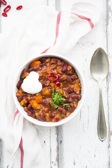 Schüssel Chili con Carne mit frischem Koriander und saurer Sahne - LVF07180