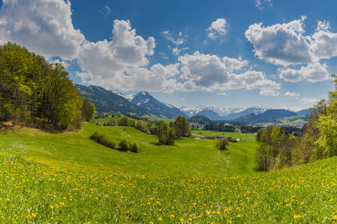 Deutschland, Bayern, Allgäu, Oberallgäu, Allgäuer Alpen, Illertal, Blick vom Malerwinkel bei Altstaedten - WGF01201