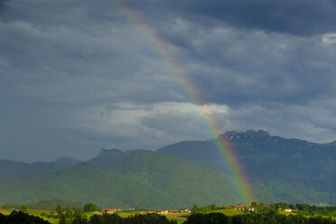 Deutschland, Bayern, Oberbayern, Chiemgau, Regenbogen über Leitenberg, Kampenwand im Hintergrund - LBF01986