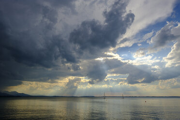 Germany, Bavaria, Chiemgau Alps, Chieming at Chiemsee, dark clouds over Lake Chiemsee - LBF01988