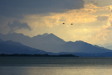 Deutschland, Bayern, Chiemgauer Alpen, Chieming am Chiemsee, dunkle Wolken über dem Chiemsee - LBF01990