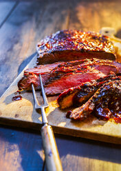 Beefsteak medium rare auf Holzbrett - KSWF01925