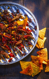 Chili con Carne mit Tortilla-Chips auf Aluminium-Grillschale - KSWF01929