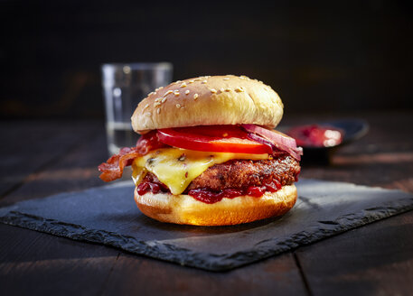 Cheeseburger mit Speck auf Schiefer - KSWF01941