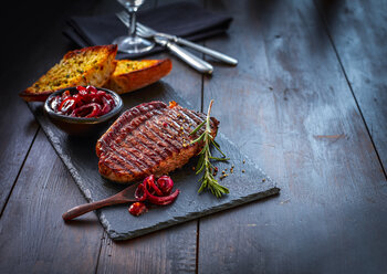 Beefsteak mit Rosmarin, Rotweinzwiebeln und Knoblauchbrot auf Schiefer - KSWF01947