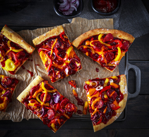 Chorizo-Pizza mit Paprika und Zwiebeln, lizenzfreies Stockfoto