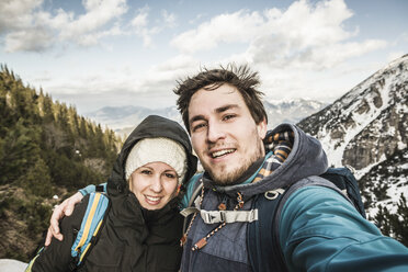 Self portrait of young couple in mountains, Hundsarschjoch, Vils, Bavaria, Germany - CUF38099
