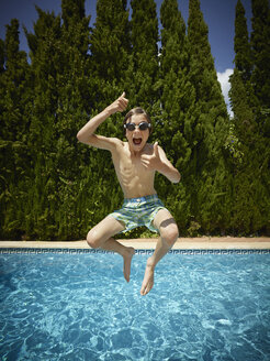 Junge springt in Schwimmbad, Mallorca, Spanien - CUF38102