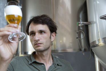 Männlicher Brauer hält ein Glas Bier - CUF38224
