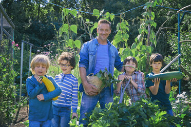 Zwei Männer und Söhne mit Gemüse im Schrebergarten - CUF38268