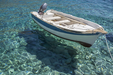 Boot im klaren Wasser, Loutro, Kreta - CUF38424