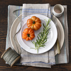 Tomaten, Rosmarin, Teller, Küchentuch, Schnur - CUF38434