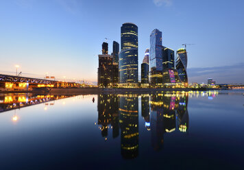Blick auf Wolkenkratzer am Ufer der Moskwa bei Nacht, Moskau, Russland - CUF38462