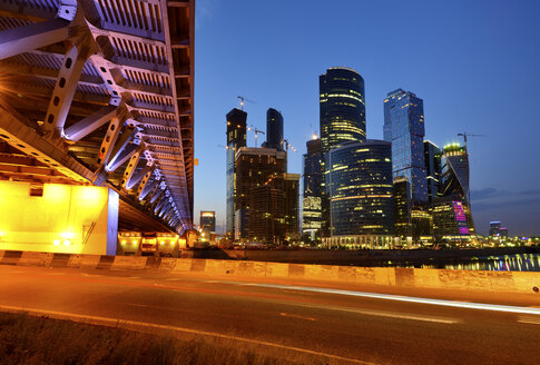 Blick auf Wolkenkratzer und die Dorogomilovsky-Brücke bei Nacht, Moskau, Russland - CUF38463