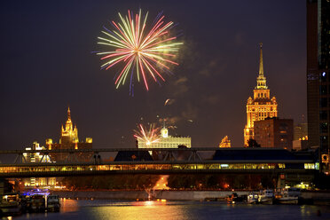 Blick auf das Feuerwerk über dem Weißen Haus und der Bagration-Brücke bei Nacht, Moskau, Russland - CUF38464