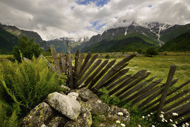 Zaun und ferne Berge, Dorf Mazeri, Svaneti, Georgien - CUF38472