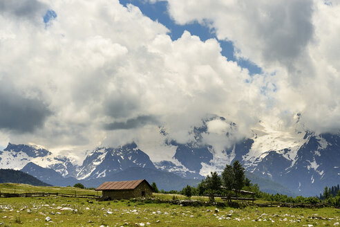 Scheune und ferne Berge, Dorf Mazeri, Svaneti, Georgien - CUF38475