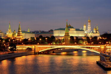 View of Kremlin towers and the Bolshoy Kamenny bridge over Moskva river at night, Moscow, Russia - CUF38478