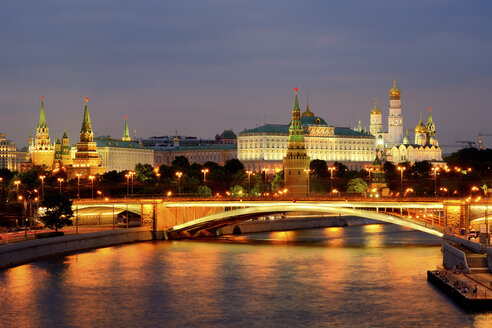 Blick auf die Kreml-Türme und die Bolshoy Kamenny-Brücke über die Moskwa bei Nacht, Moskau, Russland - CUF38478