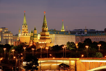 Blick auf die Kreml-Türme und die Bolshoy Kamenny-Brücke bei Nacht, Moskau, Russland - CUF38479