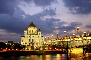 Blick auf die Christ-Erlöser-Kathedrale und die Patriarshy-Brücke über die Moskwa bei Nacht, Moskau, Russland - CUF38480