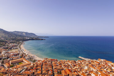 Blick auf die Küstenlinie und die Stadt Cefalu, Sizilien, Italien - CUF38485