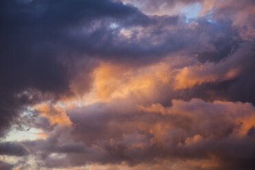 Niedriger Blickwinkel auf Gewitterwolken - CUF38506