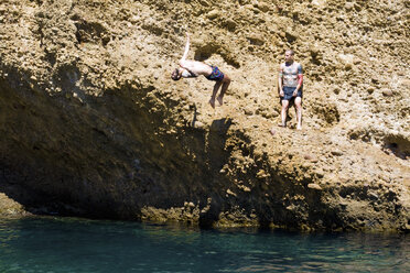 Zwei junge Männer tauchen von Felsen ins Meer, Marseille, Frankreich - CUF38545