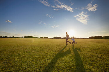 Vater und Sohn im Park - CUF38548