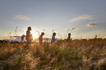 Familie beim Spaziergang im Park - CUF38555