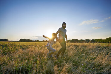 Vater und Sohn beim Spaziergang im Park - CUF38558