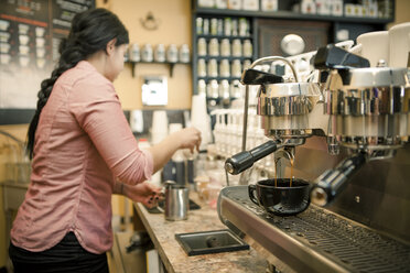 Barista beschäftigt mit Espressomaschine im Café - ISF15380
