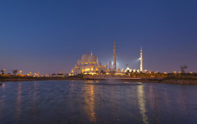 Sheikh-Zayed-Moschee bei Nacht, Abu Dhabi, Vereinigte Arabische Emirate - ISF15413