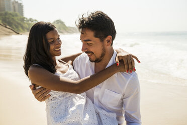 Romantic couple on Arpoador beach, Rio De Janeiro, Brazil - ISF15421