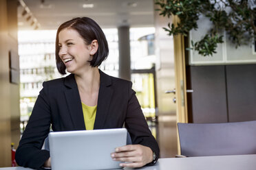 Junge Geschäftsfrau mit digitalem Tablet im Büro - ISF15430