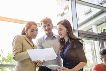 Businessman and businesswomen discussing documents at brainstorming meeting - ISF15462