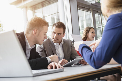 Geschäftskollegen bei einer Brainstorming-Sitzung, lizenzfreies Stockfoto