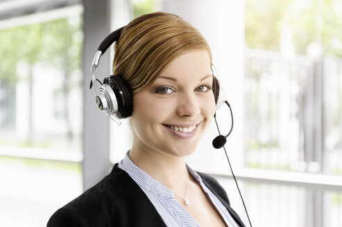 Porträt einer jungen Geschäftsfrau mit Telefon-Headset - ISF15501