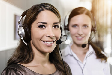 Callcenter-Team trägt Headsets - ISF15521