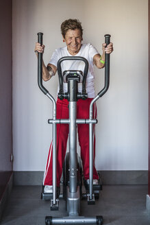 Porträt einer hochbetagten Frau, die ein Fitnessgerät benutzt - ISF15600