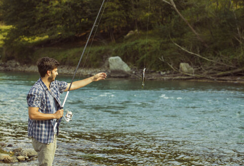 Junger Mann beim Fischfang im Fluss, Premosello, Verbania, Piemonte, Italien - CUF38644