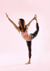 Frau übt Yoga - CUF38718